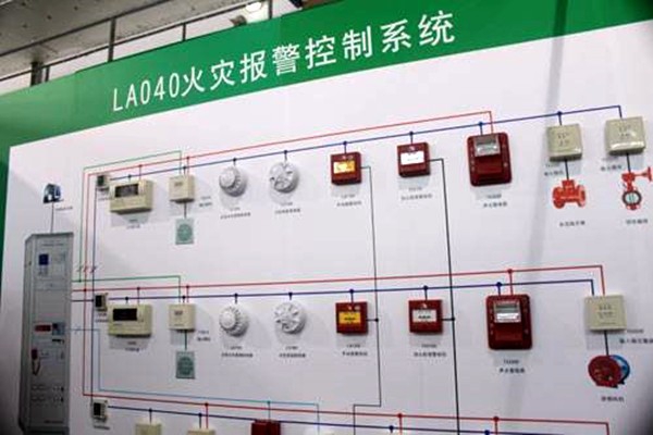 出現(xiàn)火警時(shí)，樓宇控制系統(tǒng)如何快速做出反應(yīng)？